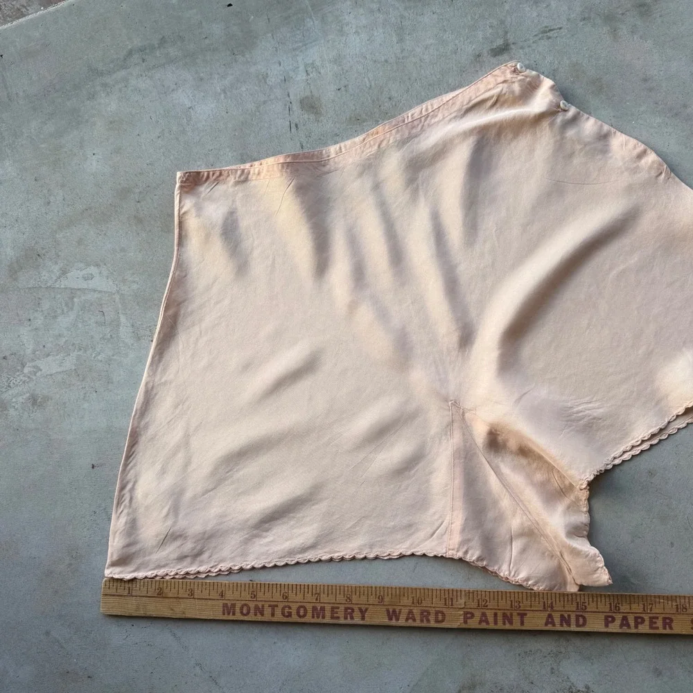 Vintage Best & Co Peach Silk Tap Pants Scalloped Lace Trim Side Button Bloomers